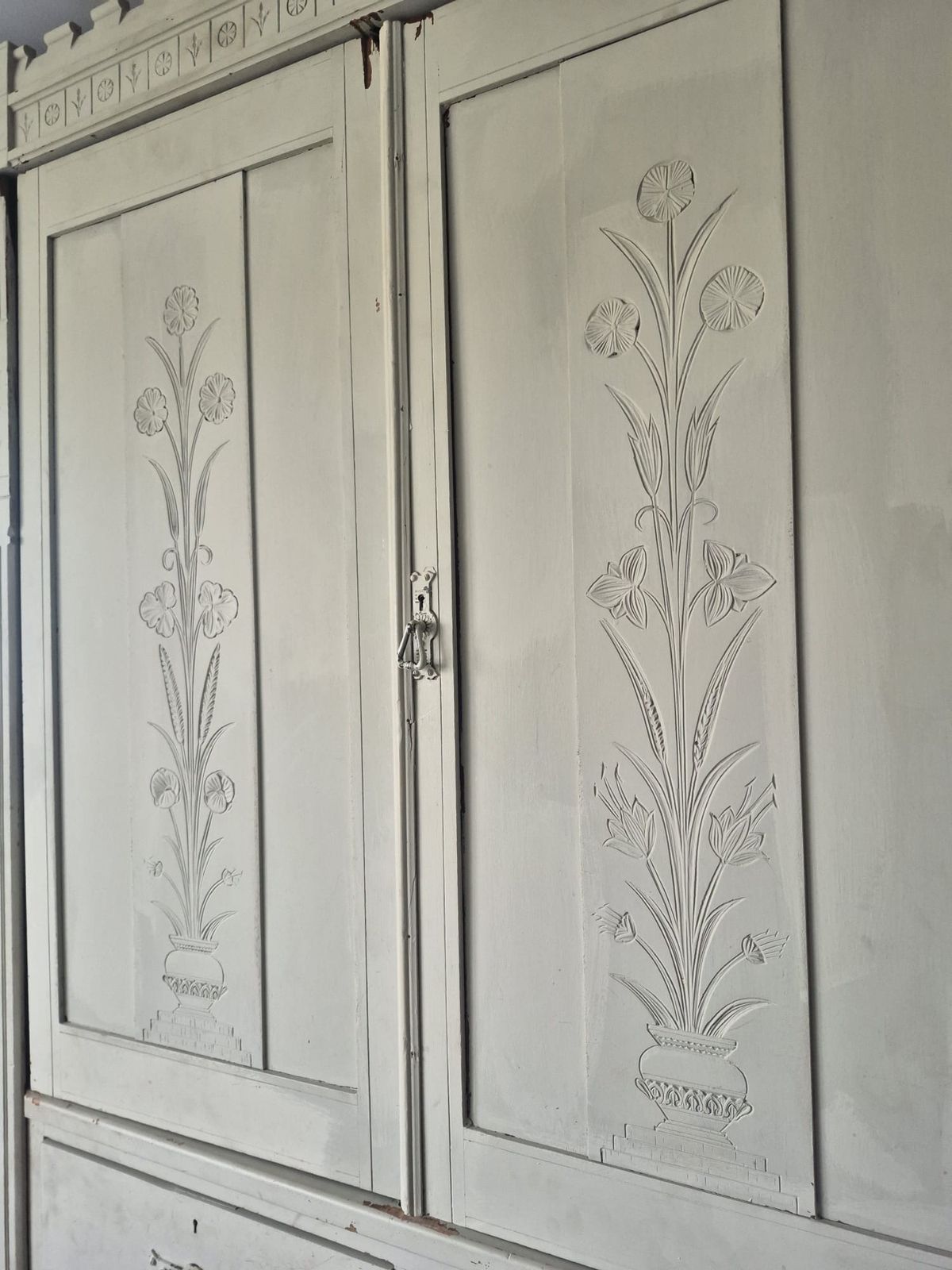 Large Late Victorian Triple Wardrobe – Painted With Farrow & Ball photo vinterior