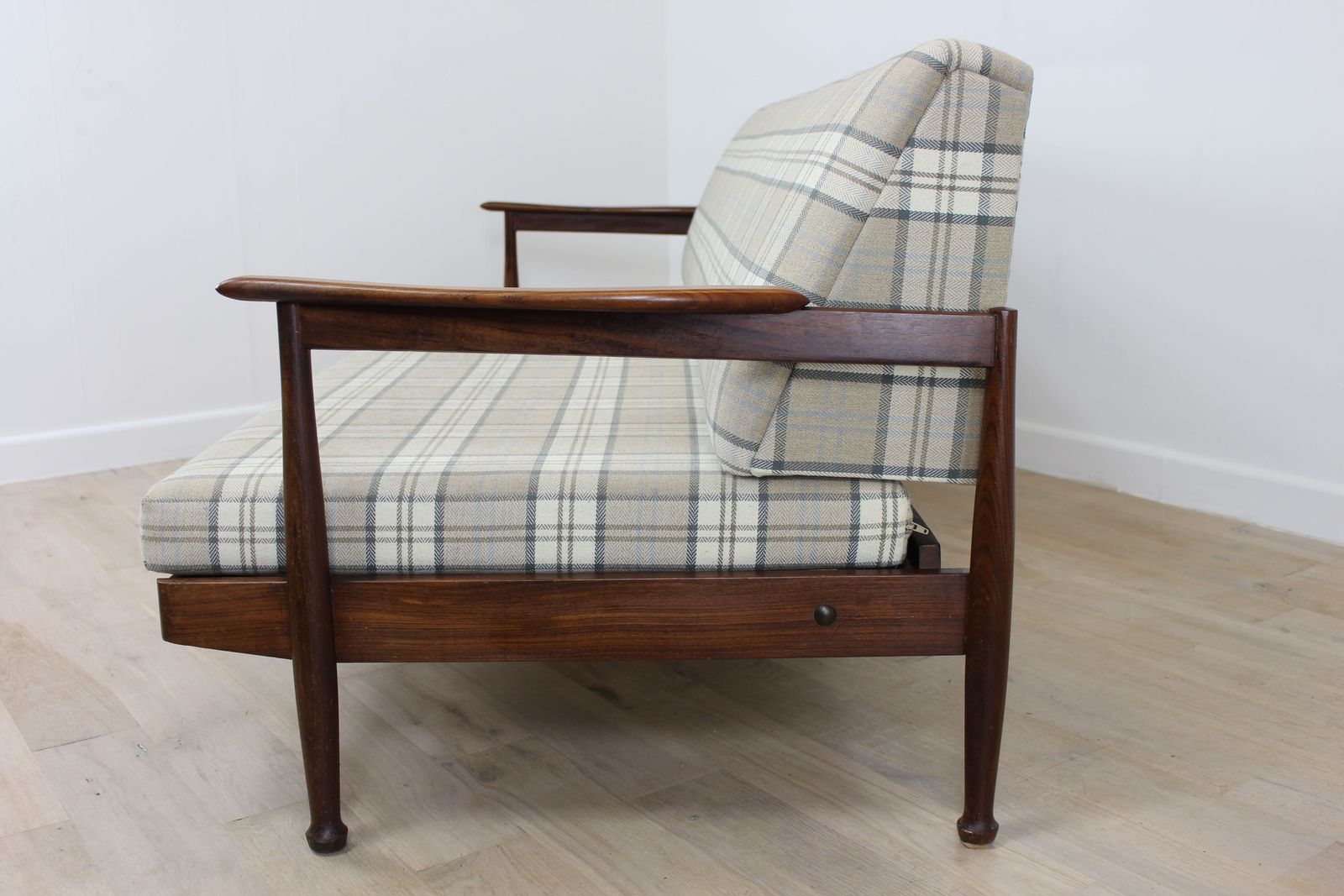 Guy Rogers Manhattan Studio Sofa photo vinterior