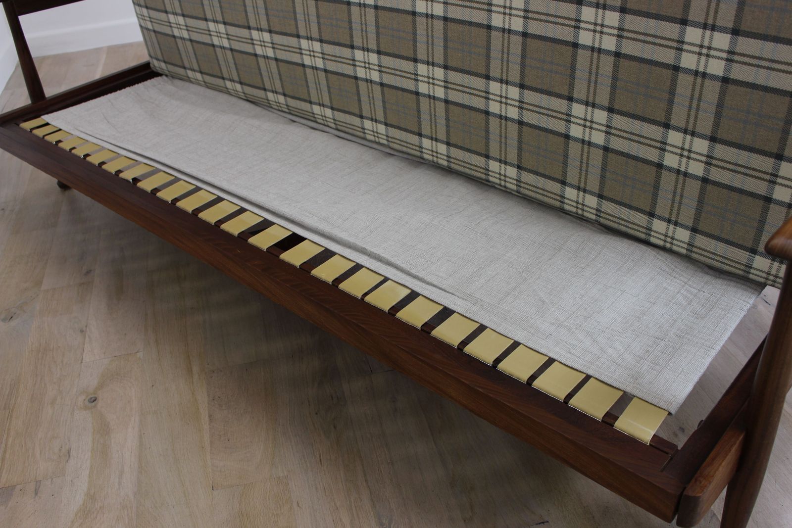 photo vinterior Guy Rogers Manhattan Studio Sofa