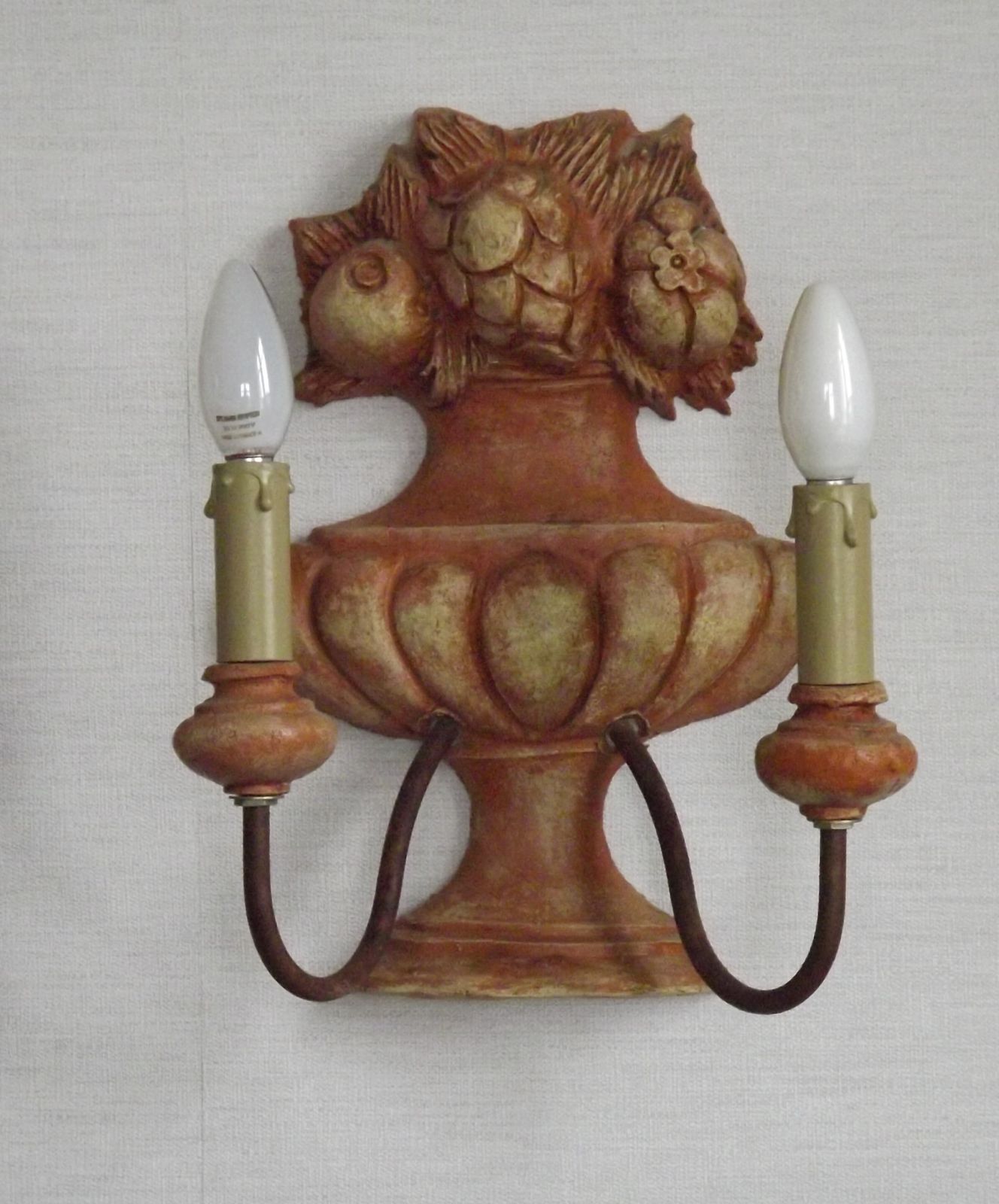 photo furniture Rare grande paire d'appliques doubles françaises en terre cuite, urnes aux corbeilles de fruits