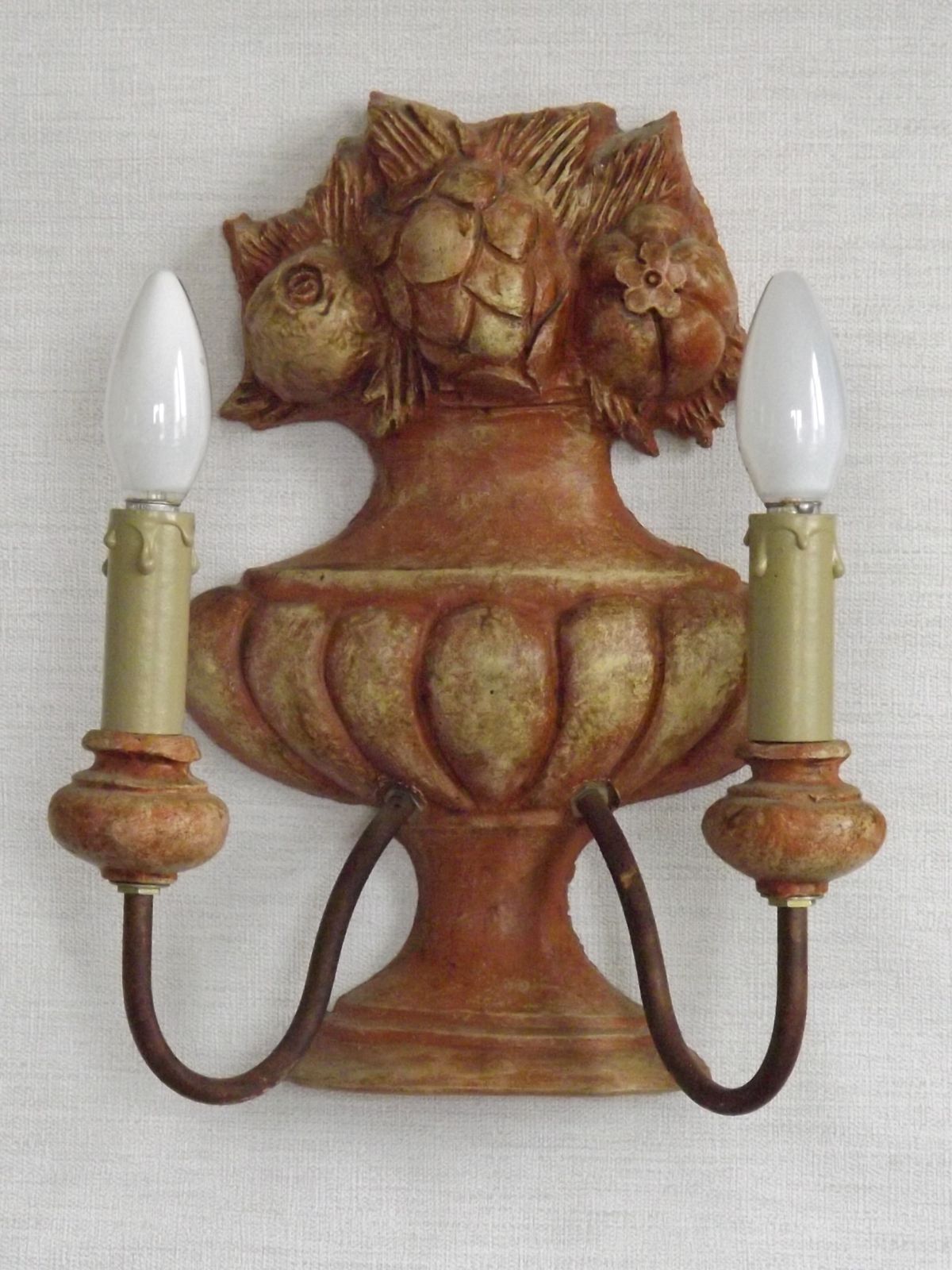 Rare grande paire d'appliques doubles françaises en terre cuite, urnes aux corbeilles de fruits photo buy
