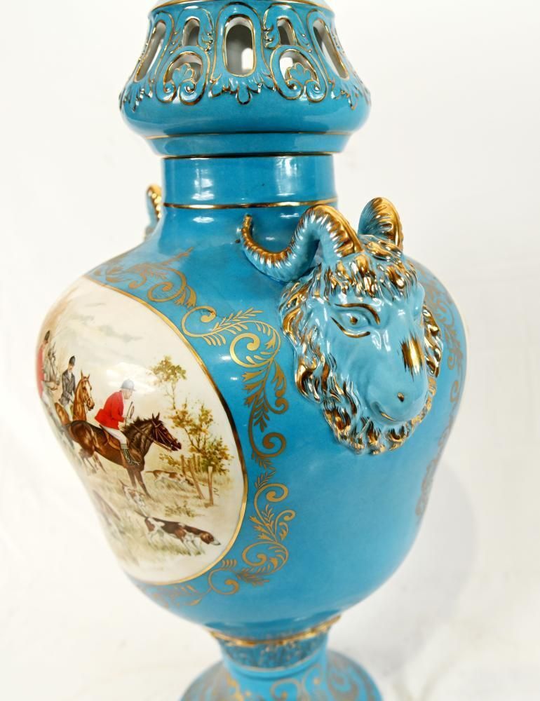 Sevres Style Porcelain Lidded Urns Vases Paris French With Hunting Scenes photo 845.0