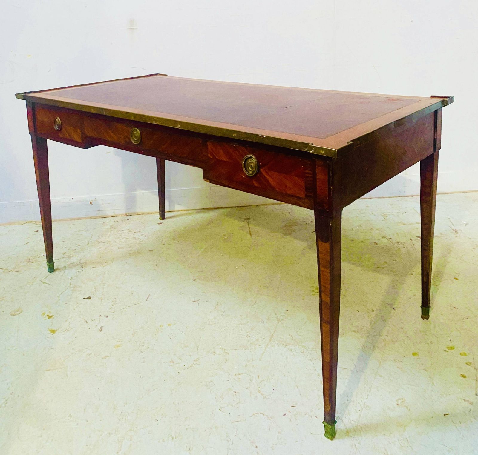 photo vinterior Louis XVI Flat Desk In Mahogany And Rosewood Veneer, 18th Century.