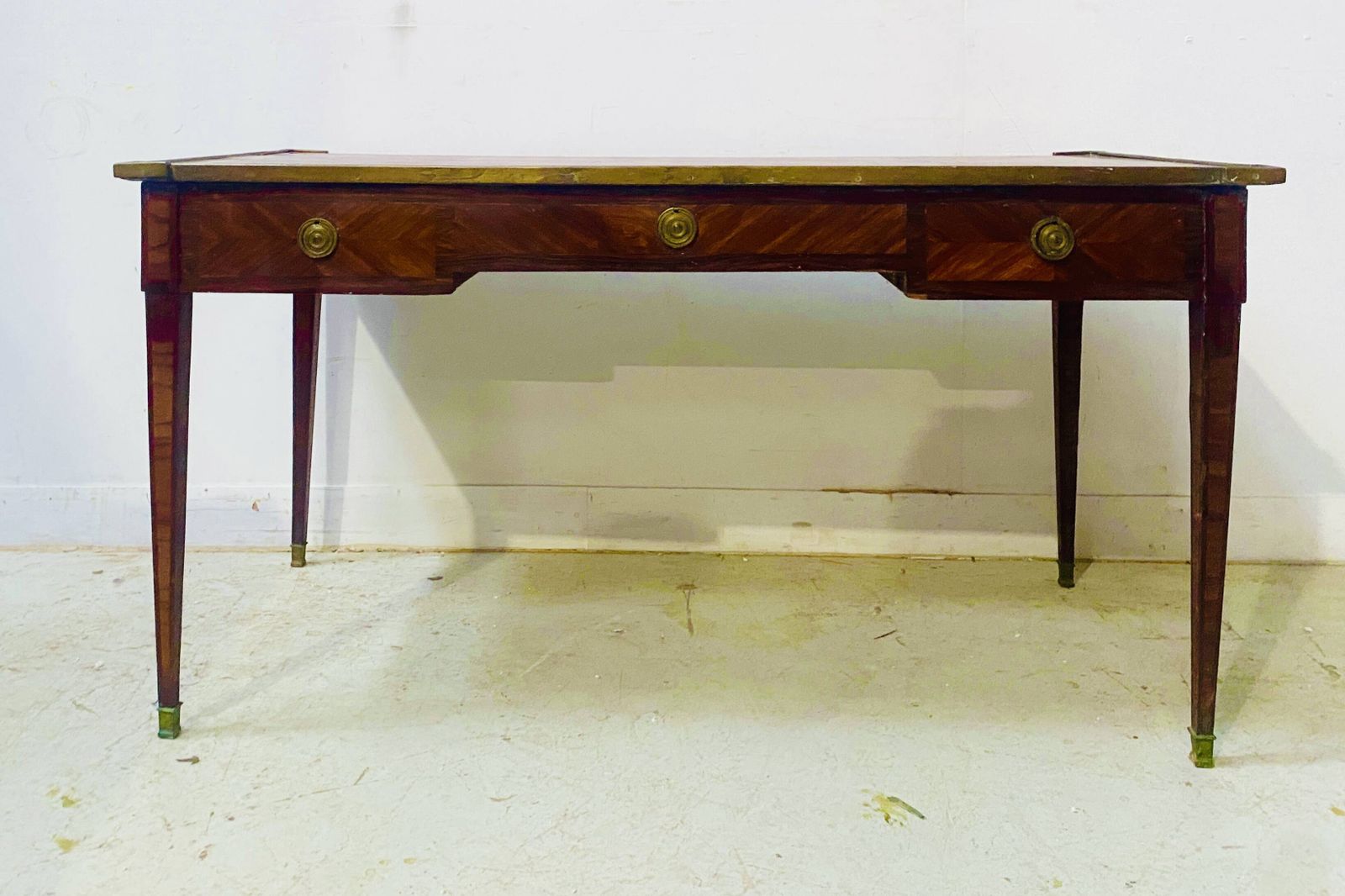 photo vintage Louis XVI Flat Desk In Mahogany And Rosewood Veneer, 18th Century.