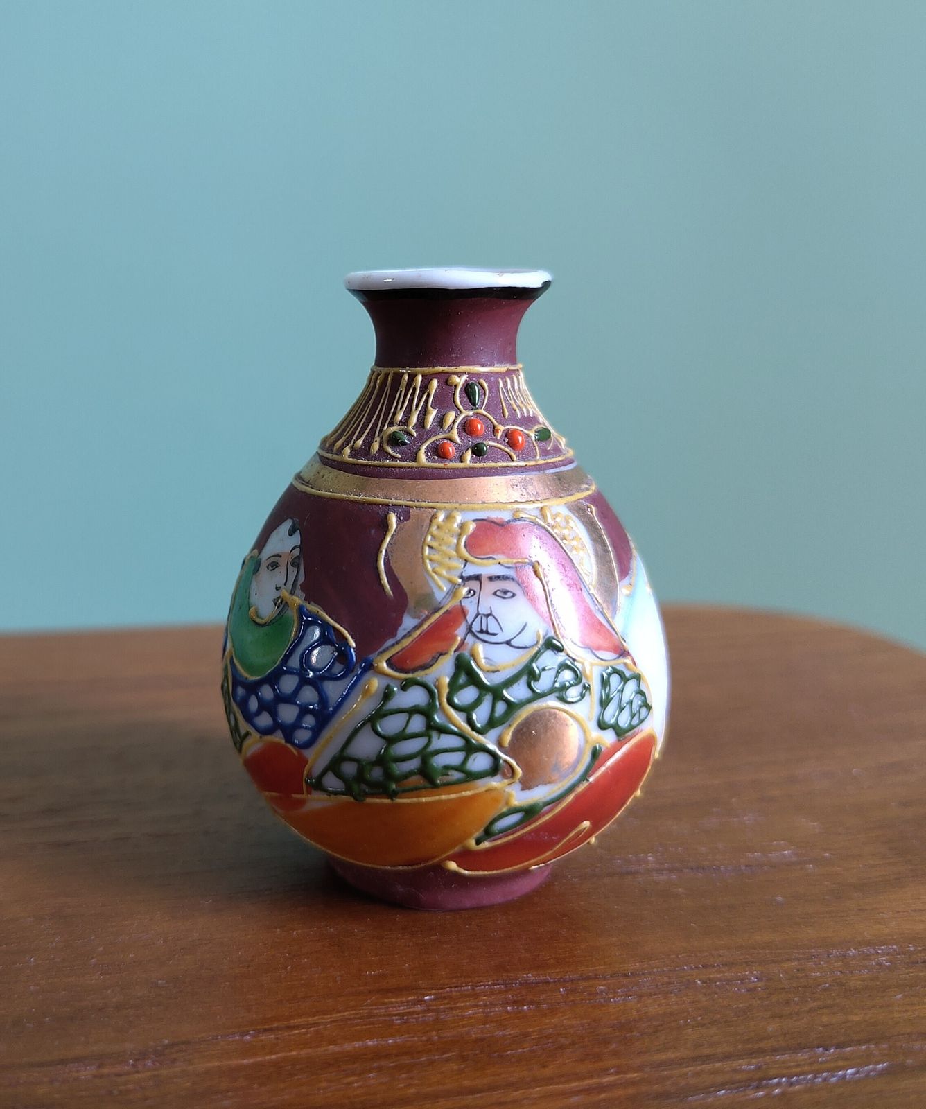 Republic‑Period Chinese Miniature Solifleur Vase (C. 1920s–1940s)  Finely Painted Figures • Bright Gold Detailing • Distinctive Studio Mark