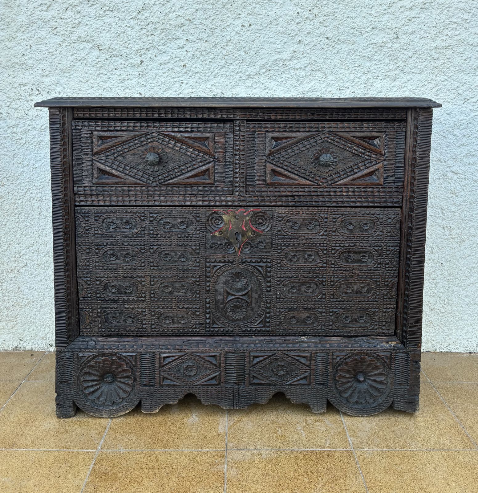 photo buy Spaans Renaissance Gesneden Kabinet Met Valdeur En Twee Lades, jaren 1880