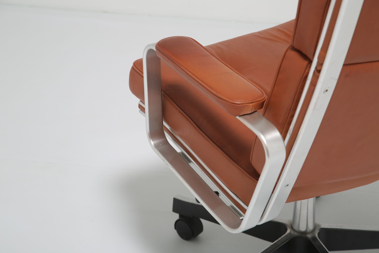 photo vintage Karl Erik Ekselius Executive Swivel Office Chair: Model ‘Mondo’ In Cognac Tan Leather For Joc, Sweden, 1960s