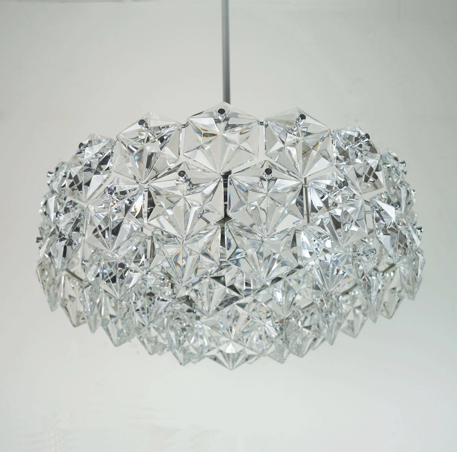 photo vinterior Kinkeldey Chandelier In Glass And Chrome With 66 Prisms, 1960s