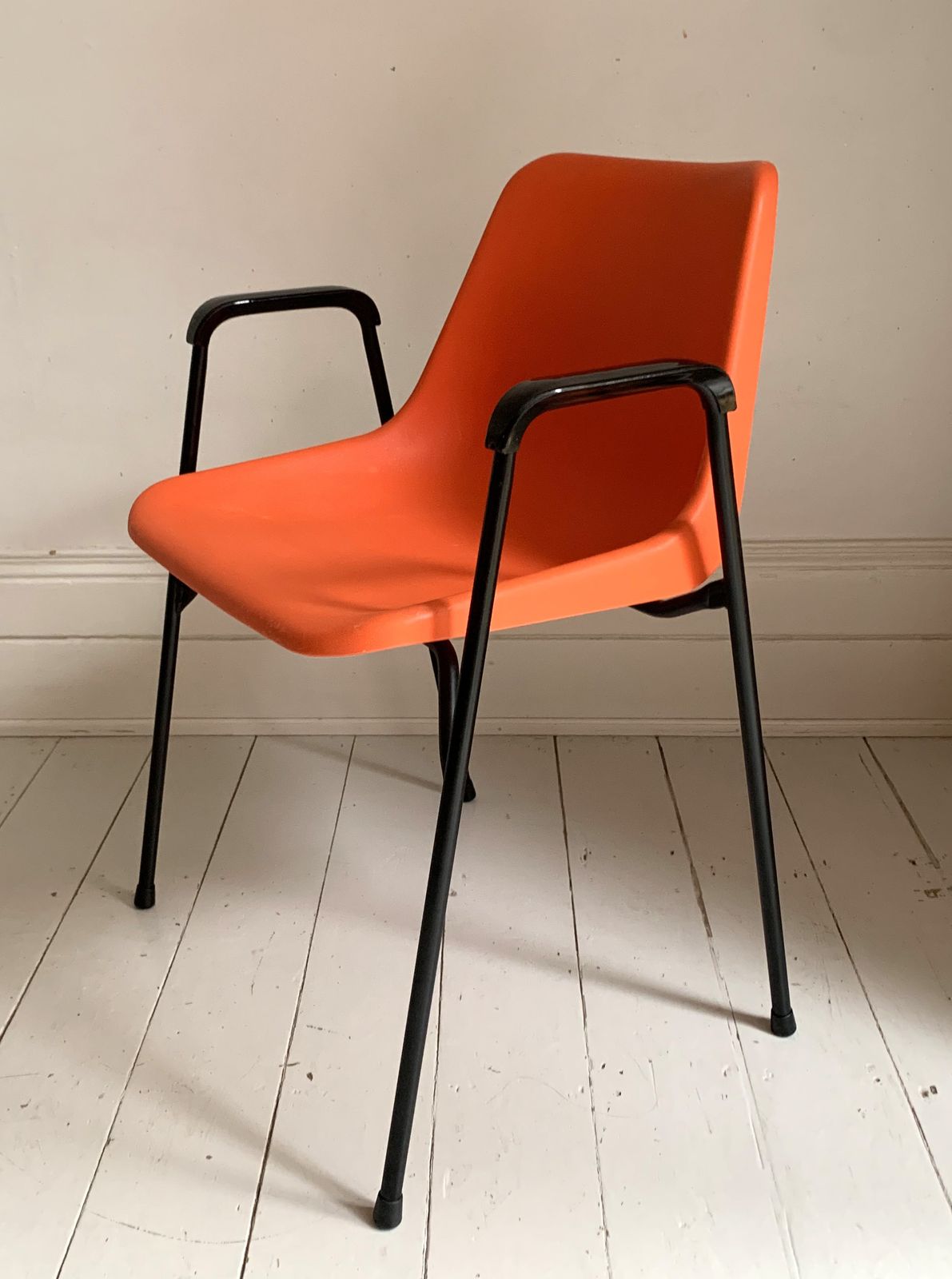 photo furniture 4 X Rare Vintage Robin Day, For Hille Orange Stacking Chairs W/ Arms