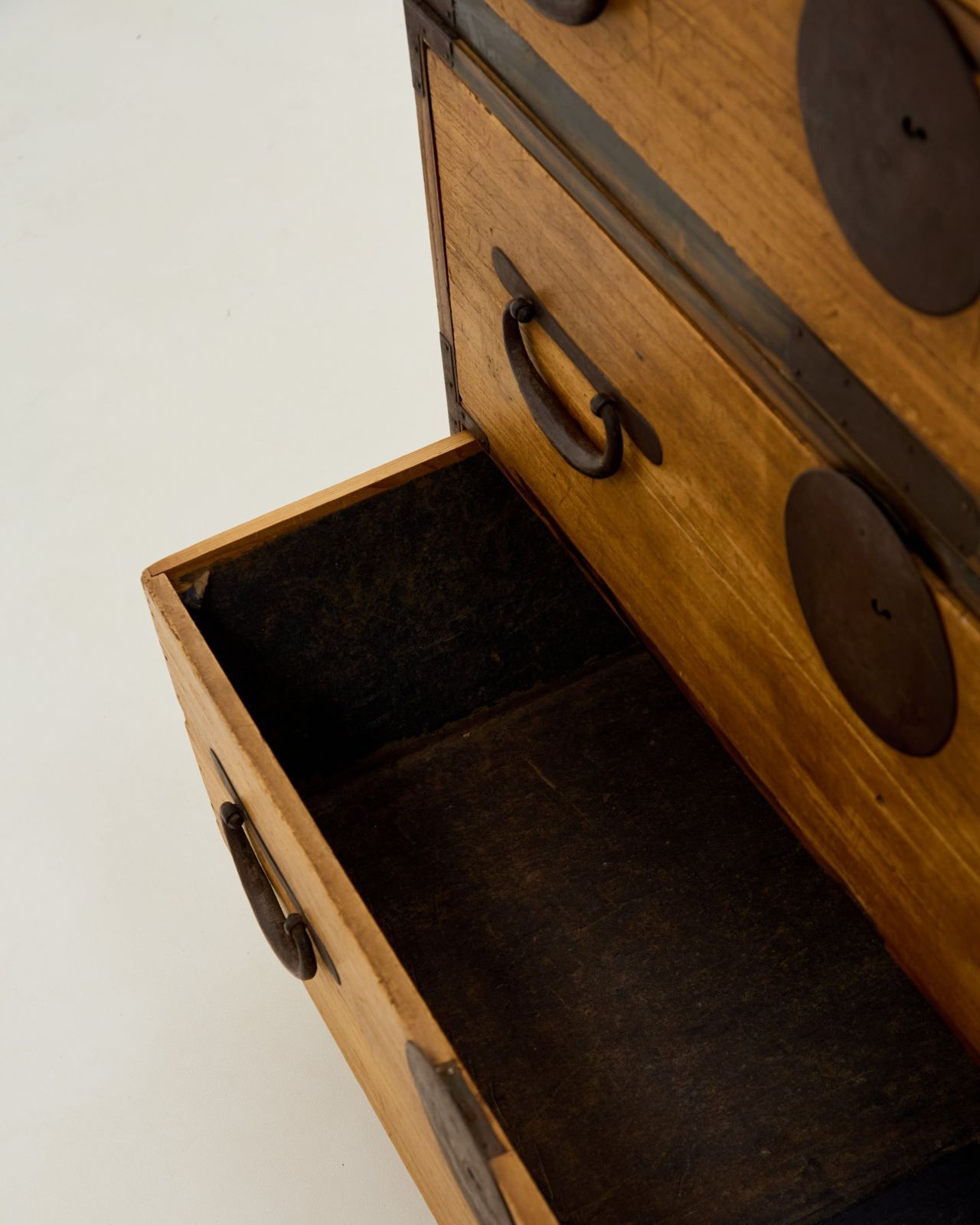 Hinoki Tansu Drawers, 1910s photo vinterior