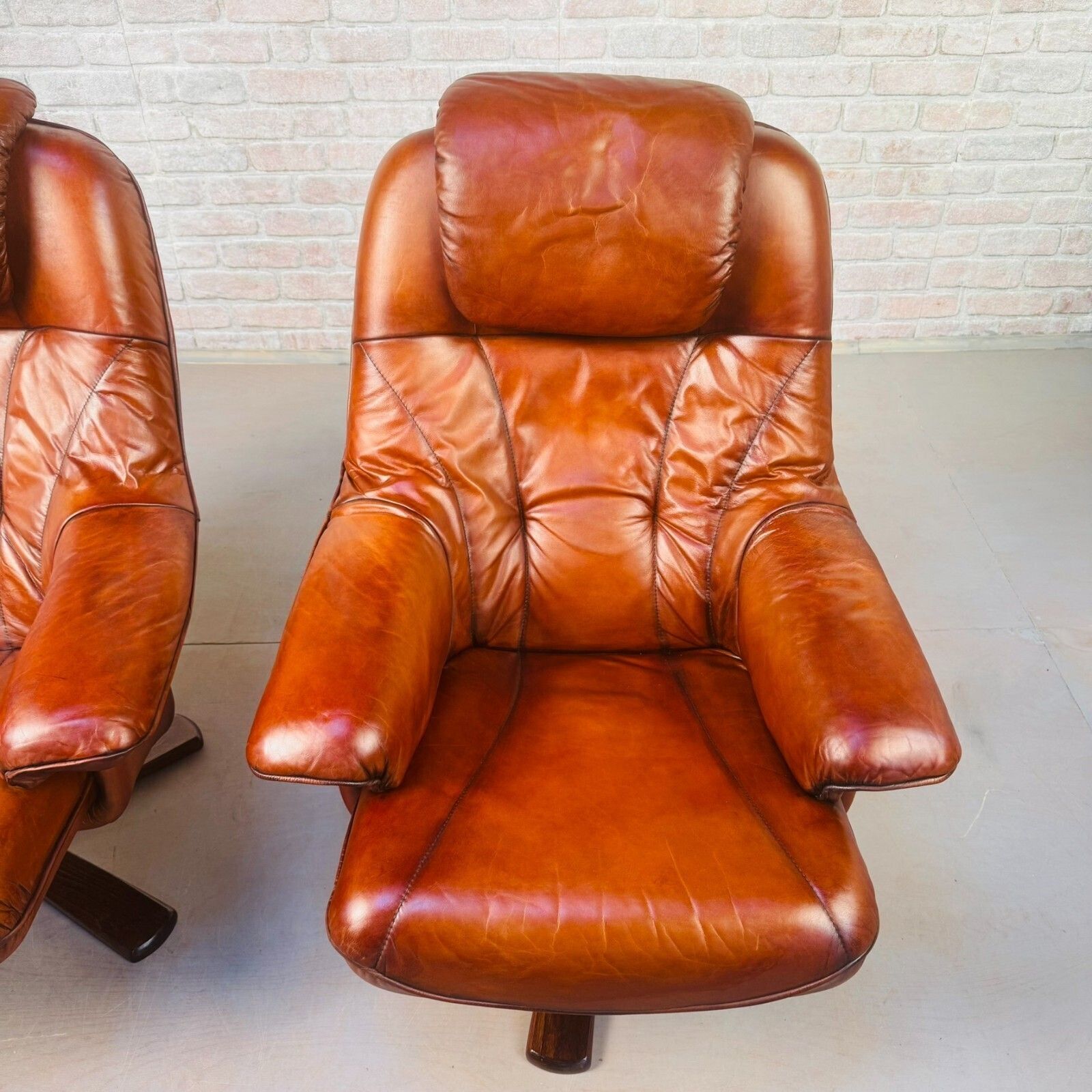 photo vinterior Pair Vintage Danish Tan Leather Reclining Swivel Chairs Mid Century Lounge Chair