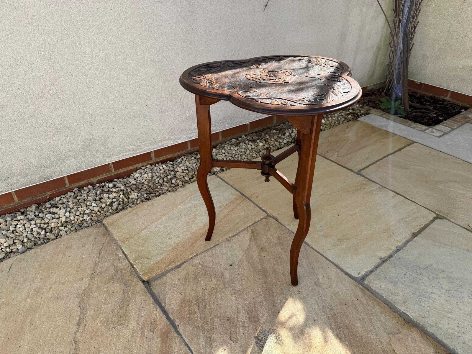 photo furniture Antique Carved Top Table Antique Occasional Side Table Plant Stand