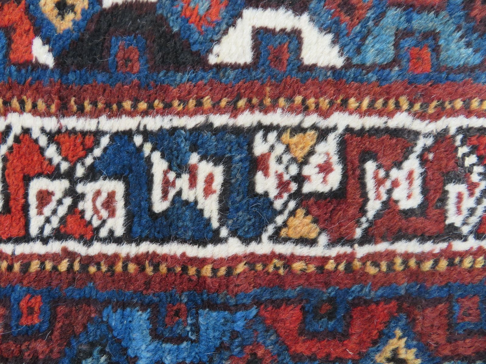 photo vintage Antique Tribal Rug. 214cm X 167cm.