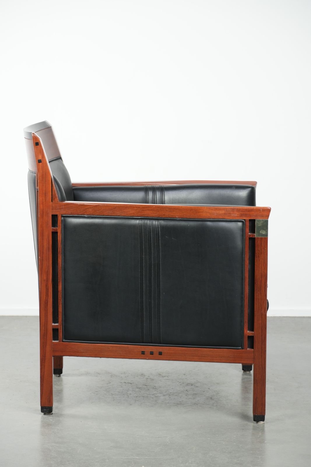 Zwarte Leren En Houten Design Art Deco Fauteuil Van Schuitema Uit De Decoforma Serie photo for sale