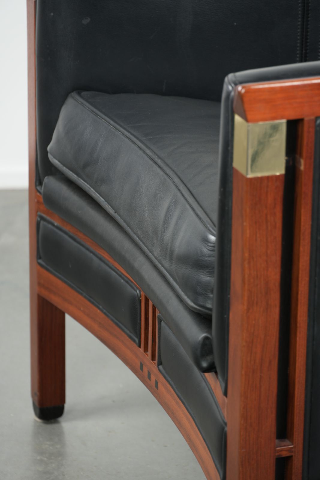1271.0 Zwarte Leren En Houten Design Art Deco Fauteuil Van Schuitema Uit De Decoforma Serie photo