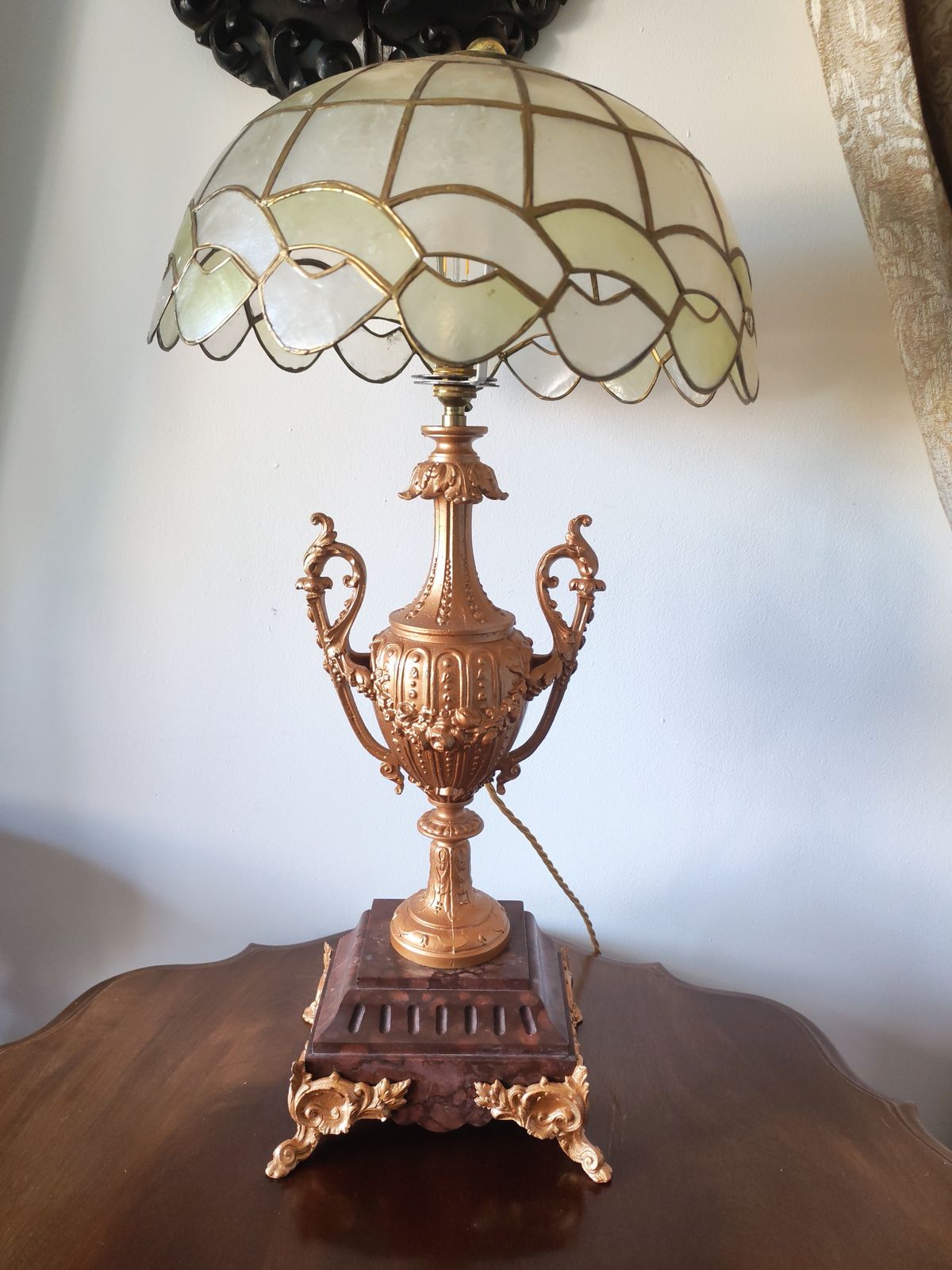 photo vinterior Large 19th Century Louis XVI Revival Table Lamp – Hand Etched Cast Iron & Marble Base With Mother Of Pearl Shade