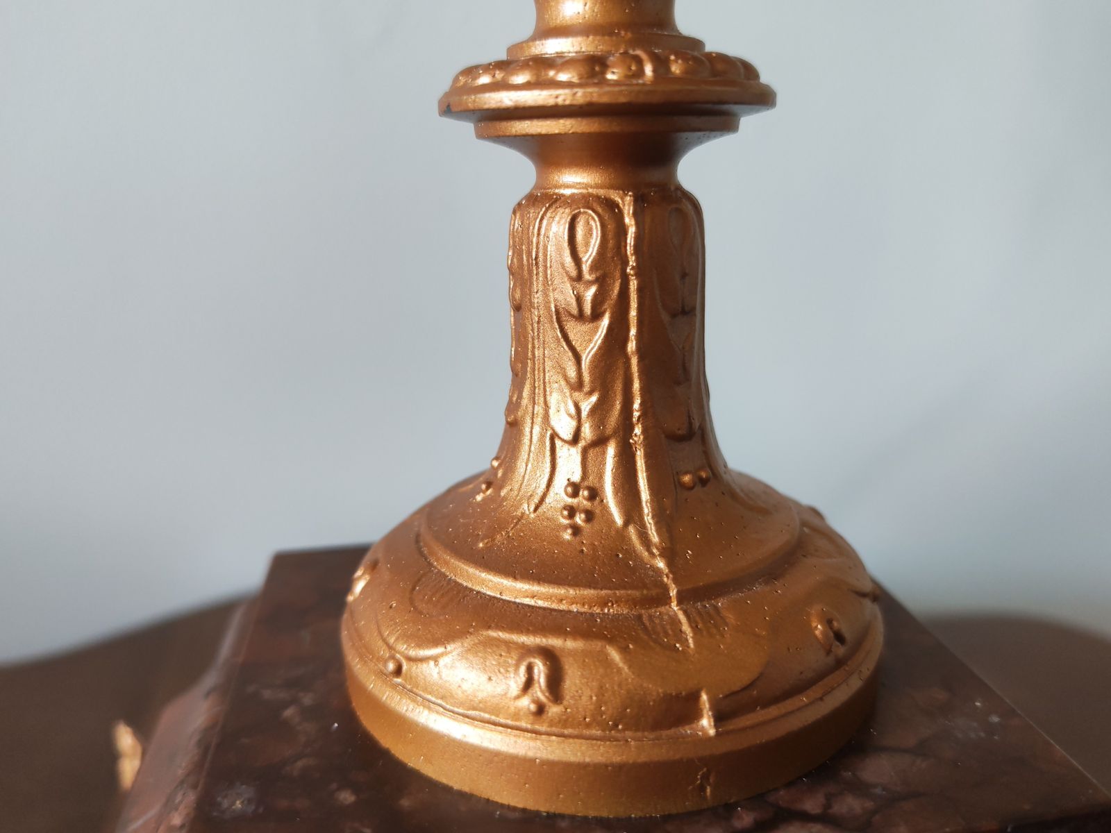 photo vintage Large 19th Century Louis XVI Revival Table Lamp – Hand Etched Cast Iron & Marble Base With Mother Of Pearl Shade