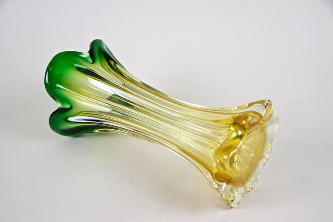 photo vinterior 20th Century Murano Glass Vase Mid Century   Green/ Yellow, It Circa 1960/70