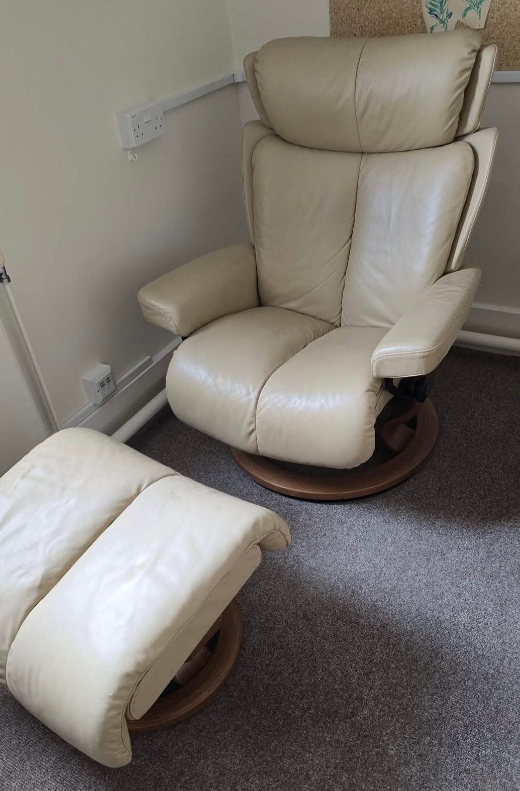 Ekornes Stressless Magic Leather Recliner Chairs & Stools. X2 Cream.