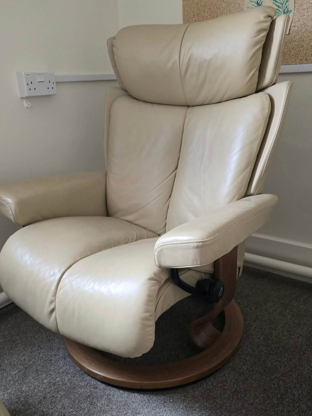 Ekornes Stressless Magic Leather Recliner Chairs & Stools. X2 Cream. photo Furniture