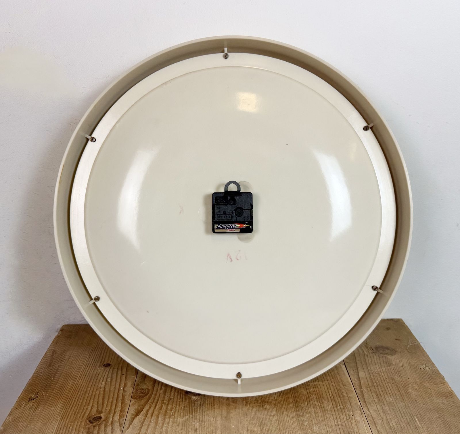 photo vintage Large Industrial Bakelite Factory Wall Clock From Pragotron, 1960s