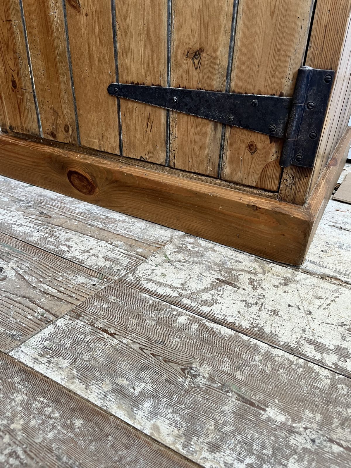 photo vintage A Tall Narrow Victorian Pine Linen/Larder Cupboard