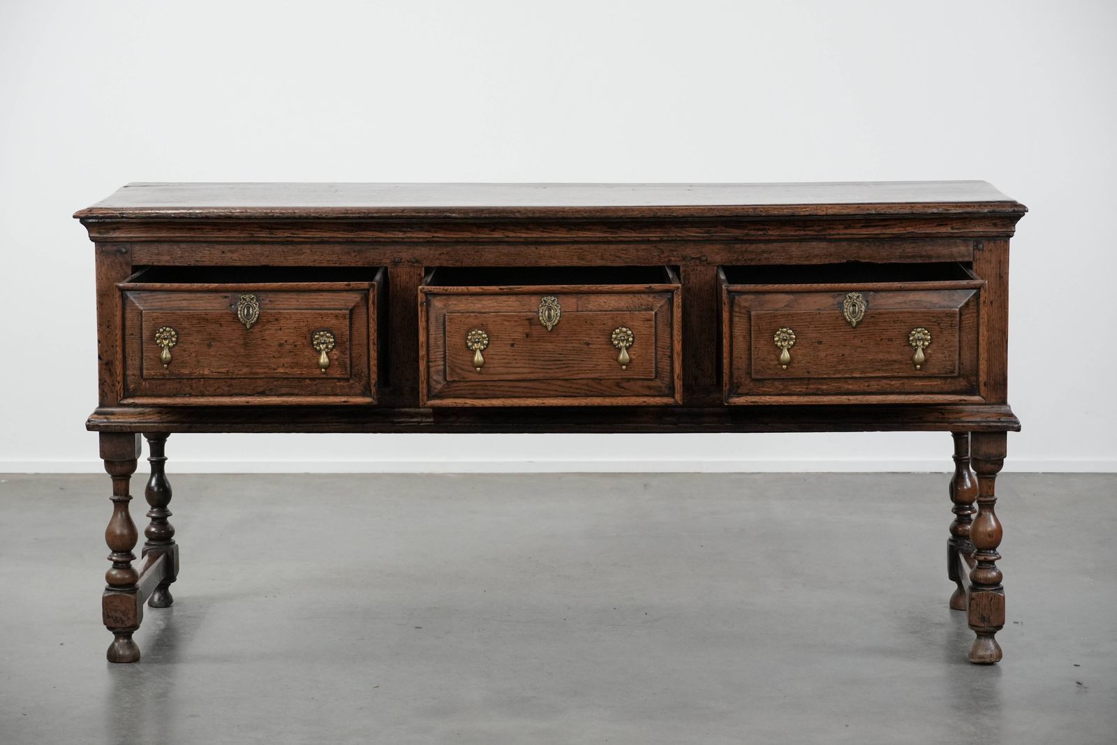 Indrukwekkend Antiek Engels Dressoir, Begin 18e Eeuw, Eiken Met Decoratieve Elementen photo for sale