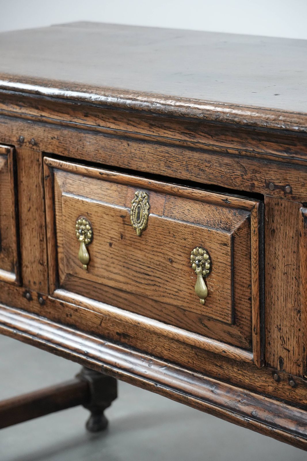 3347.0 Indrukwekkend Antiek Engels Dressoir, Begin 18e Eeuw, Eiken Met Decoratieve Elementen photo