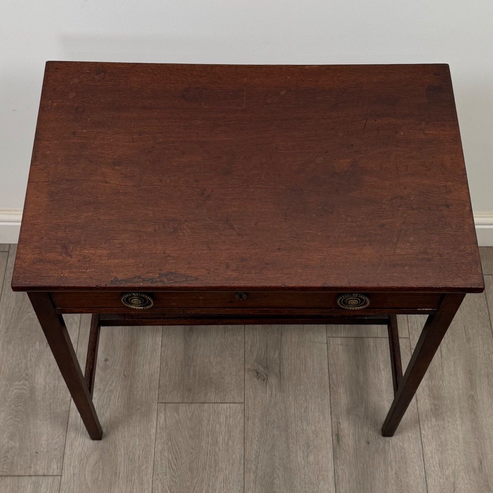 photo furniture Antique 18th Century Small Georgian Side Table In Mahogany