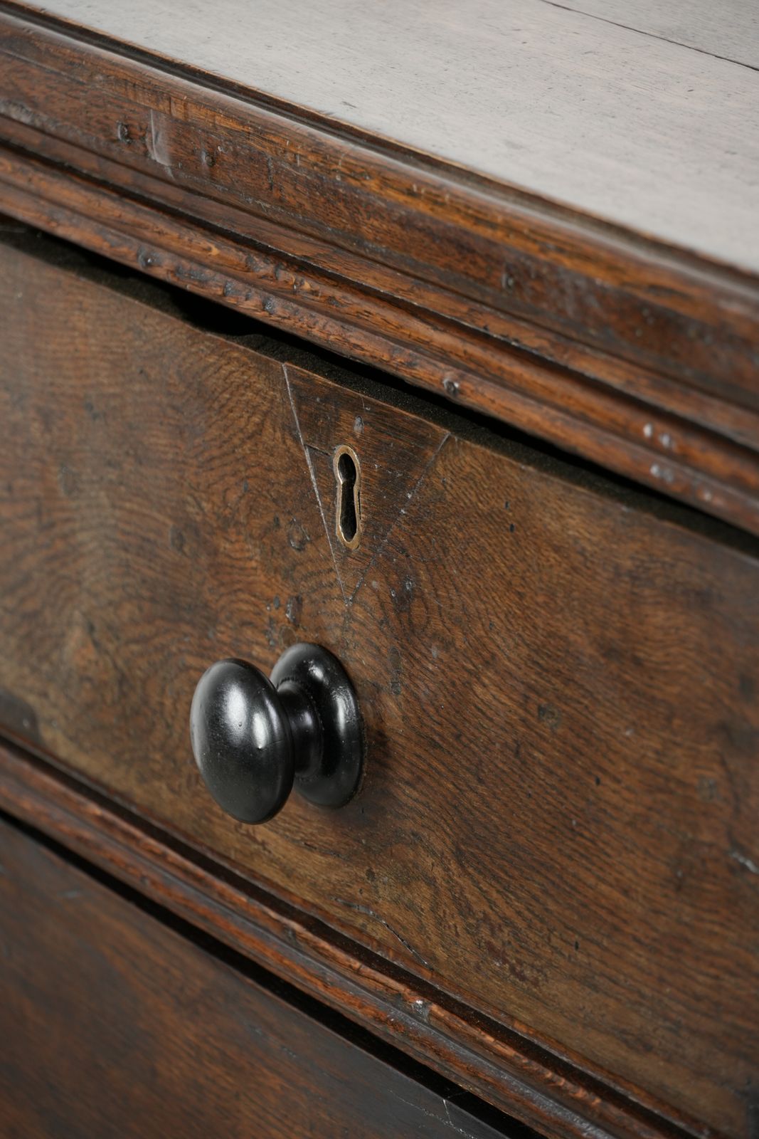 photo furniture Grote En Indrukwekkende Engelse Antieke Eiken Ladekast Uit Het Begin Van De 18e Eeuw Met 5 Lades