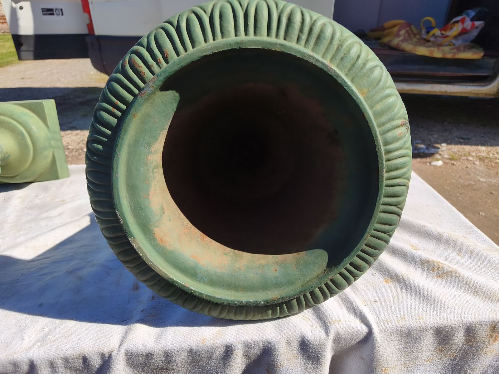 photo vinterior Pair Of 19th Century Cast Iron Medici Vases