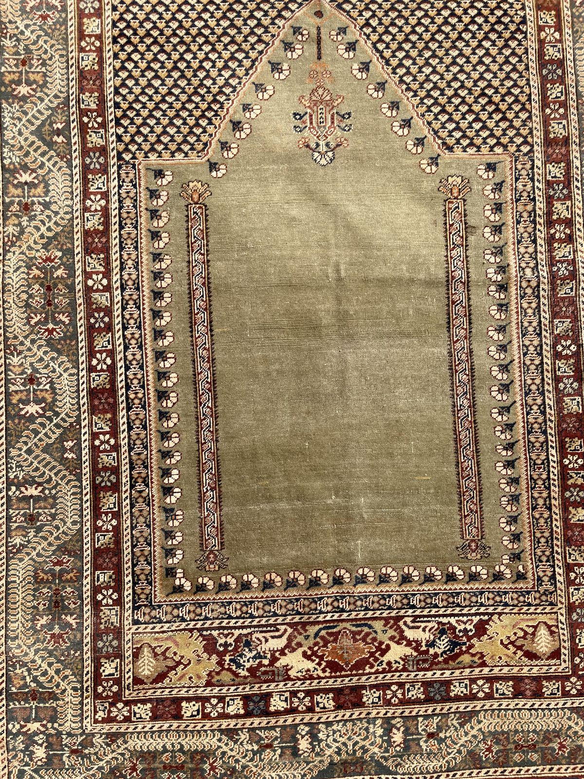 photo vinterior Antique Anatolian Ghiordes Prayer Rug
