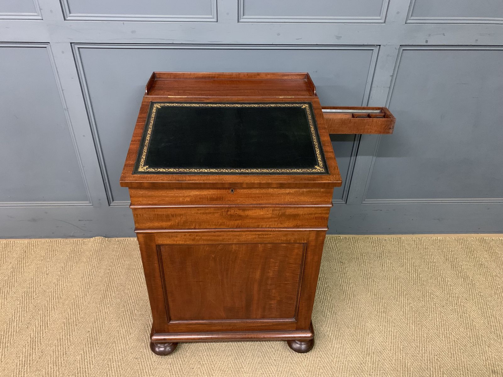 photo vinterior Gillows Early Victorian Mahogany Davenport