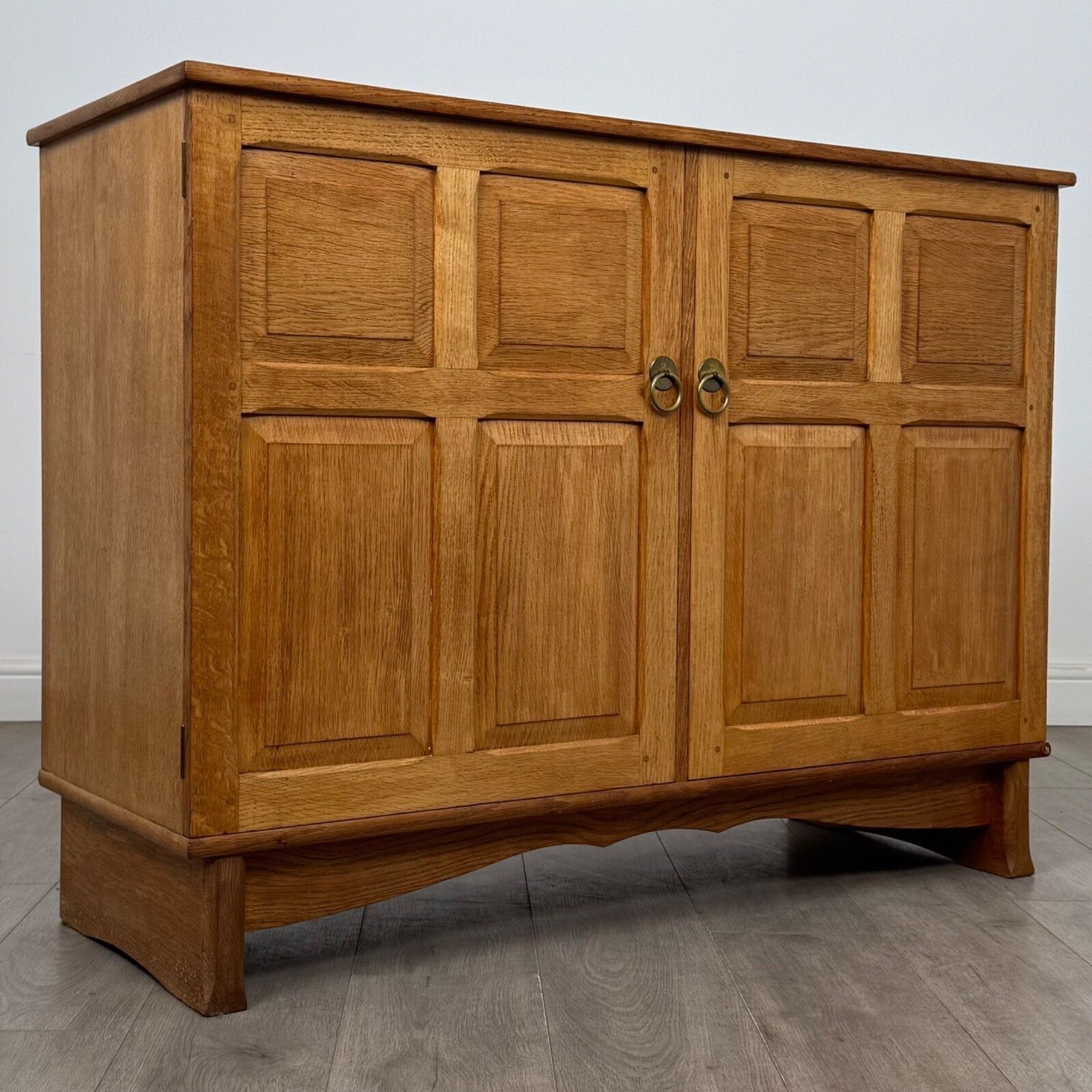 photo furniture Antique 20th Century Oak Cupboard Made By Reynolds Of Ludlow ( Af 5399 )