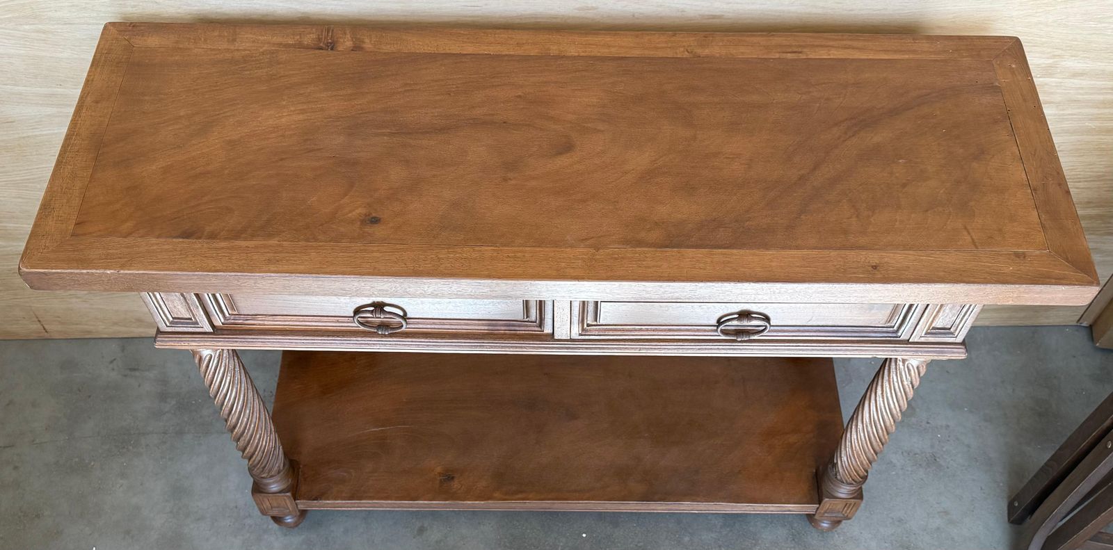 Console espagnole du XXe siècle à deux tiroirs, pieds salomoniques et tablette basse photo buy