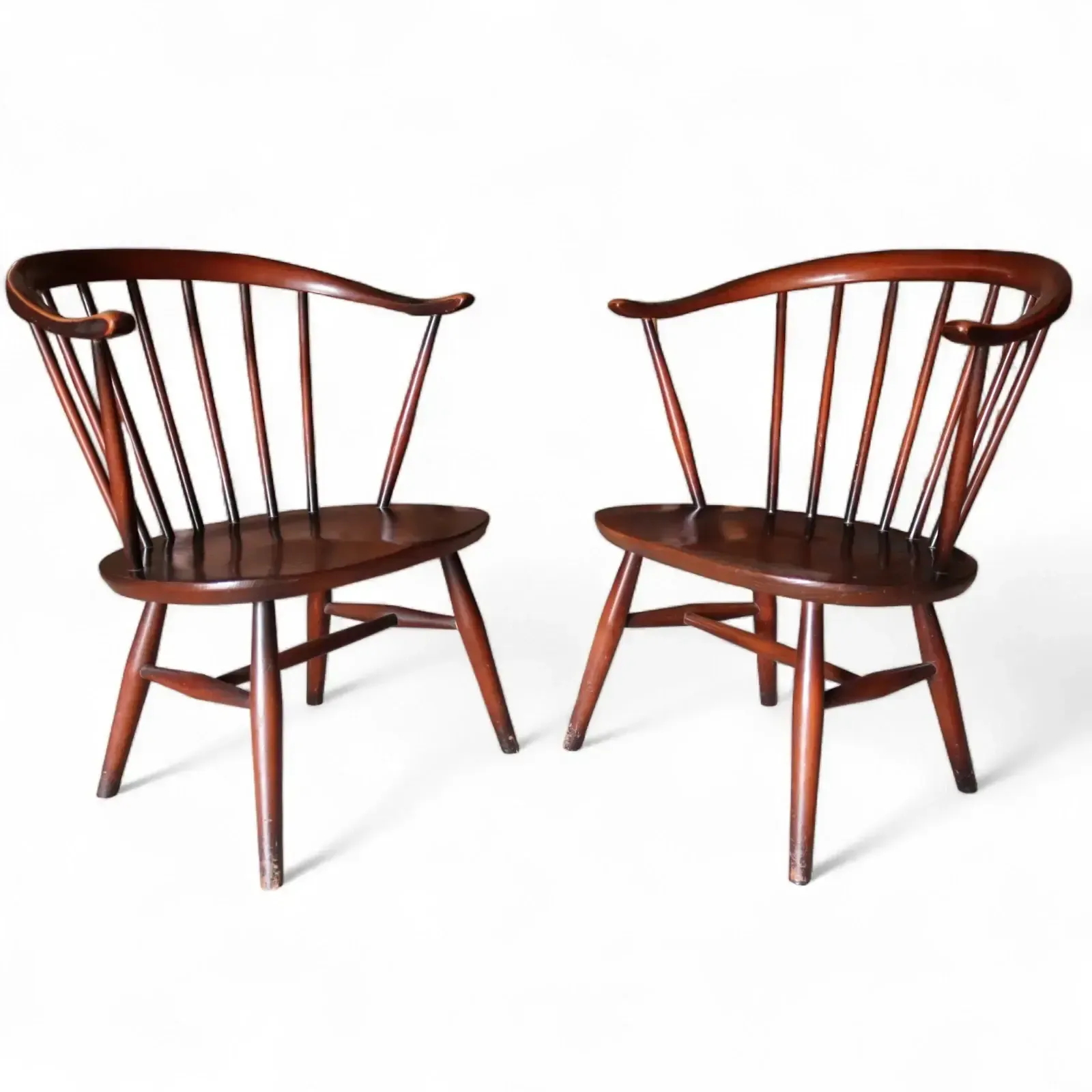 photo vintage Pair Of Ercol 541 Cowhorn Low Fireside Lounge Chairs / Armchairs