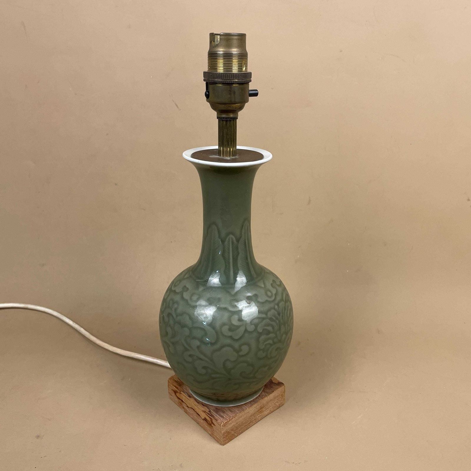 Oriental Ceramic Lamp Light Bedside Table Ornate Design Pattern Wood Base Japanese Vase Antique Brass Green Ginger Jar Japan Patterned