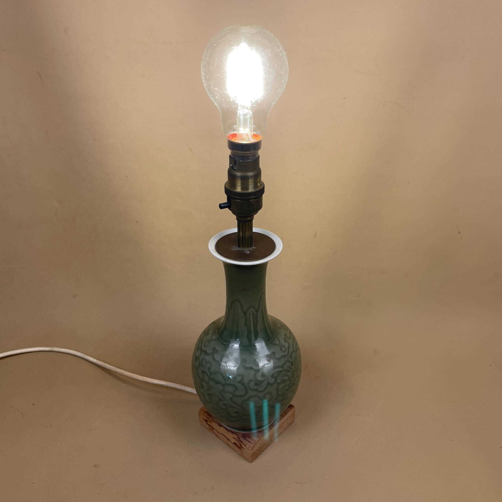 photo for sale Oriental Ceramic Lamp Light Bedside Table Ornate Design Pattern Wood Base Japanese Vase Antique Brass Green Ginger Jar Japan Patterned