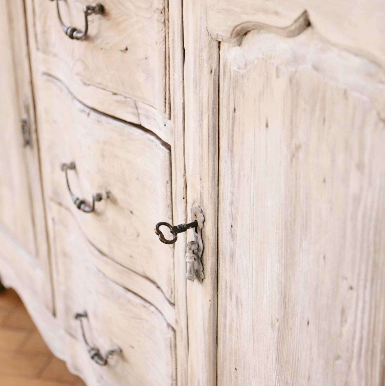 French Pine Serpentine Commode photo vinterior