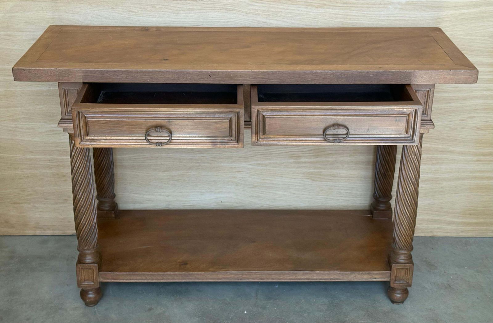 Console espagnole du XXe siècle à deux tiroirs, pieds salomoniques et tablette basse photo vintage