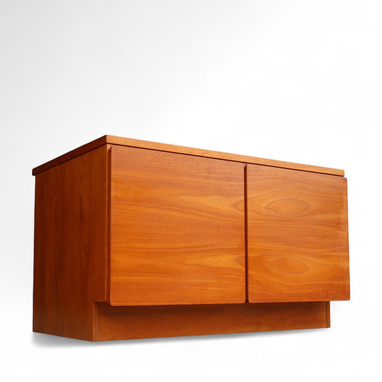 Mid Century Teak Beaver & Tapley Media Cabinet Tapley 33 Cupboard