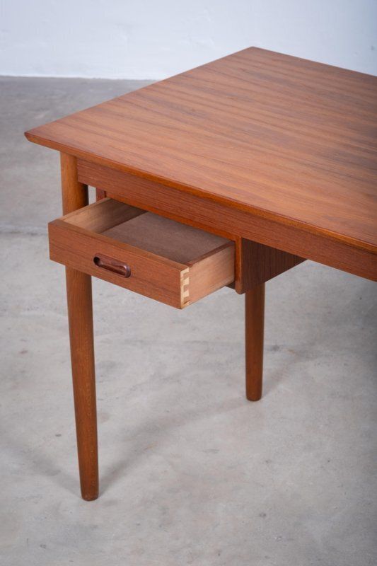 Mid Century Deens Teakhouten Bureau, Jaren 1960 photo Meubels
