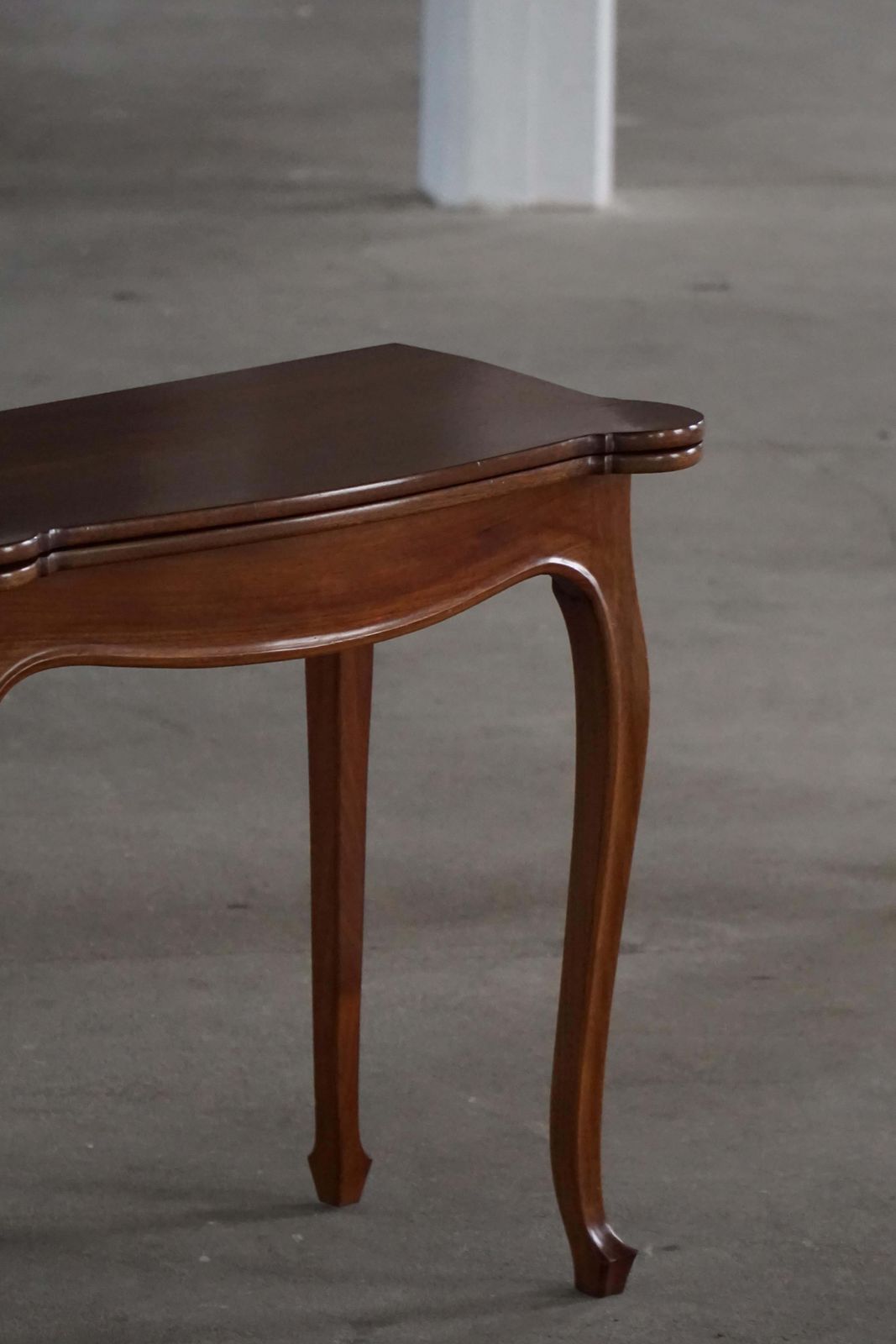 photo furniture English 19th Century, Game Table In Mahogany With Fold Over Top & Cabriole Legs