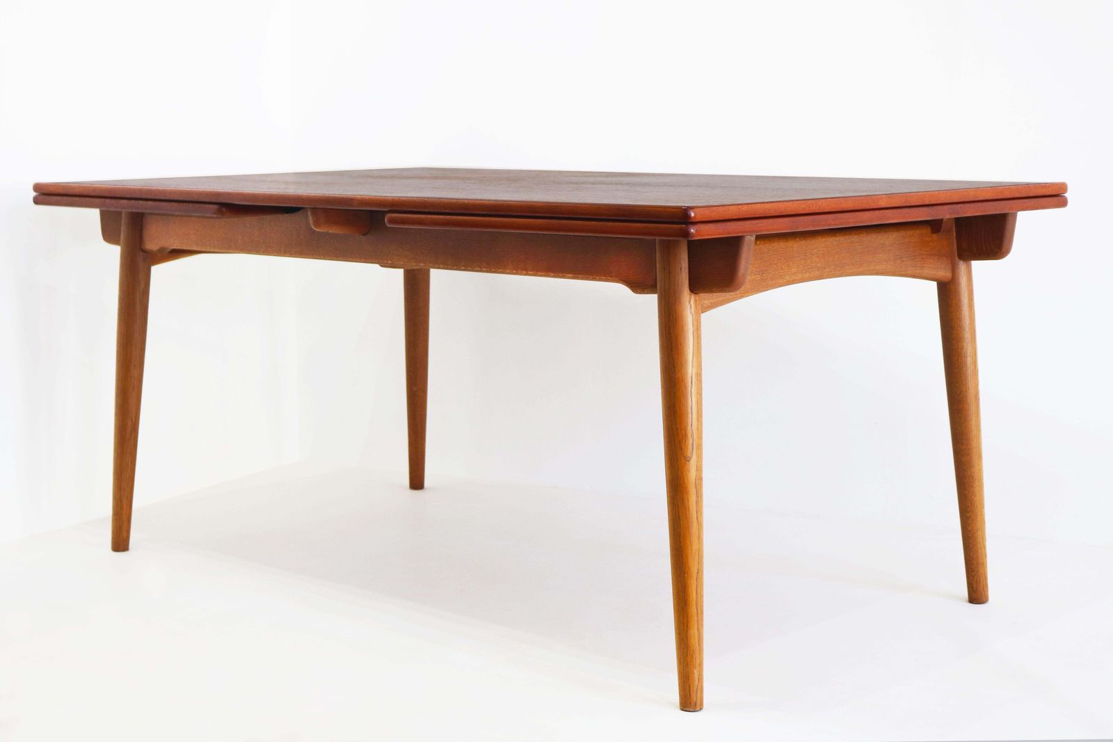 Large Hans J. Wegner Extendable Dining Table At 312, Teak & Oak, 1950 Original photo furniture