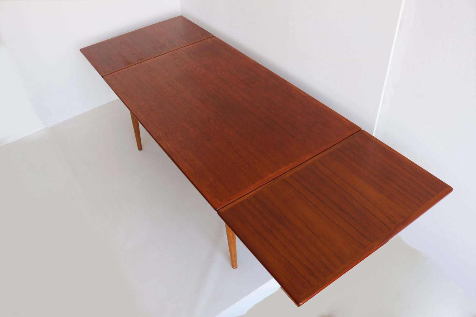 photo furniture Large Hans J. Wegner Extendable Dining Table At 312, Teak & Oak, 1950 Original