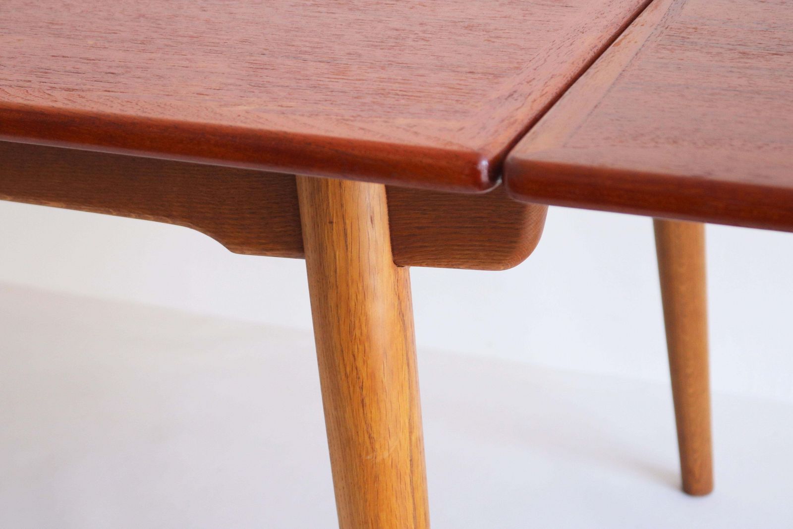 Furniture Large Hans J. Wegner Extendable Dining Table At 312, Teak & Oak, 1950 Original photo