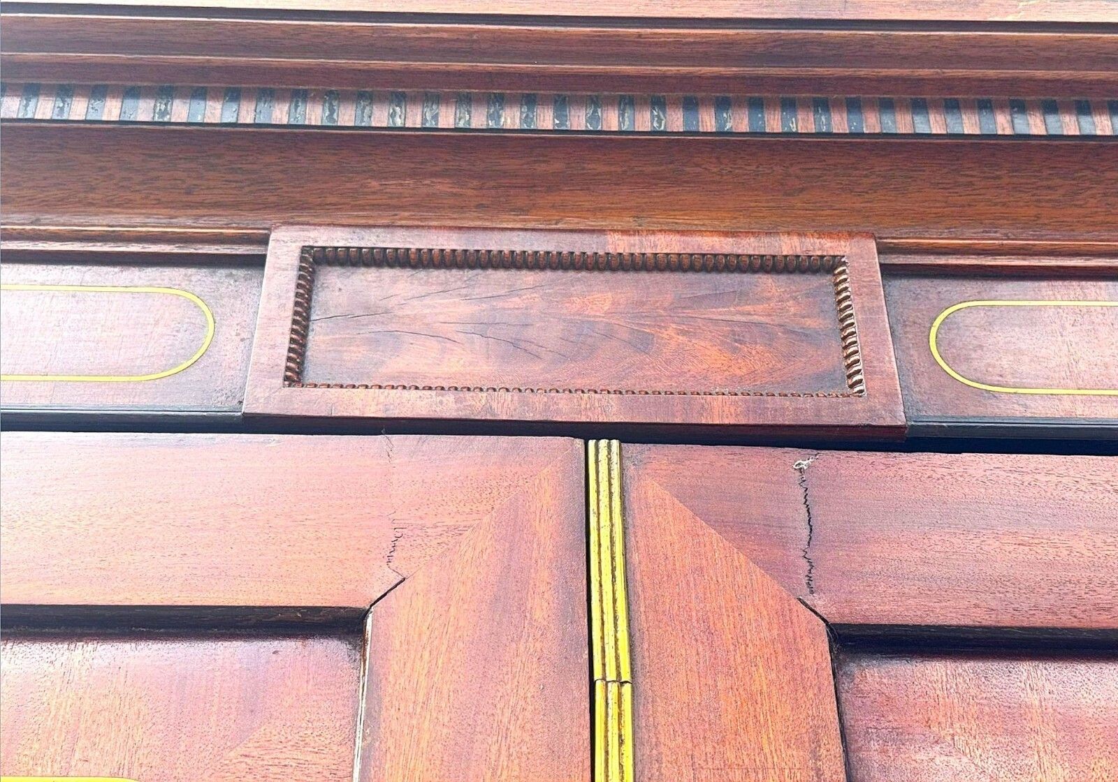 photo vintage A Large Regency Figured Mahogany Breakfront Wardrobe With Brass Inlaid Decoratio