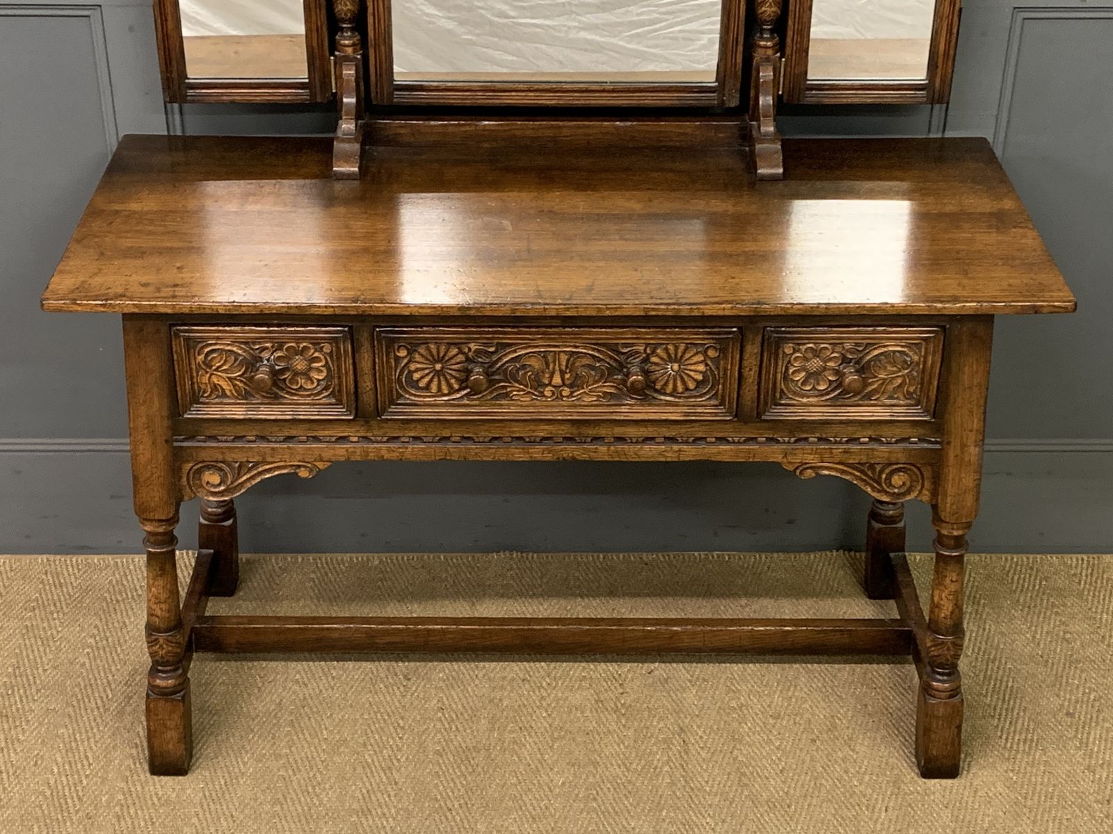 Ipswich Oak Dressing Table, 1930s photo vinterior