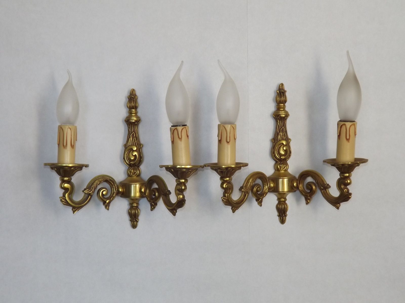 Paire d'appliques doubles de style traditionnel français en bronze, mid-century