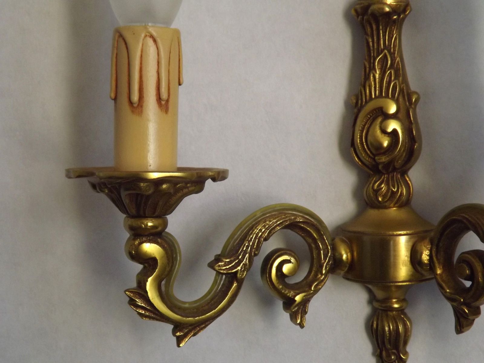 Paire d'appliques doubles de style traditionnel français en bronze, mid-century photo 95.0